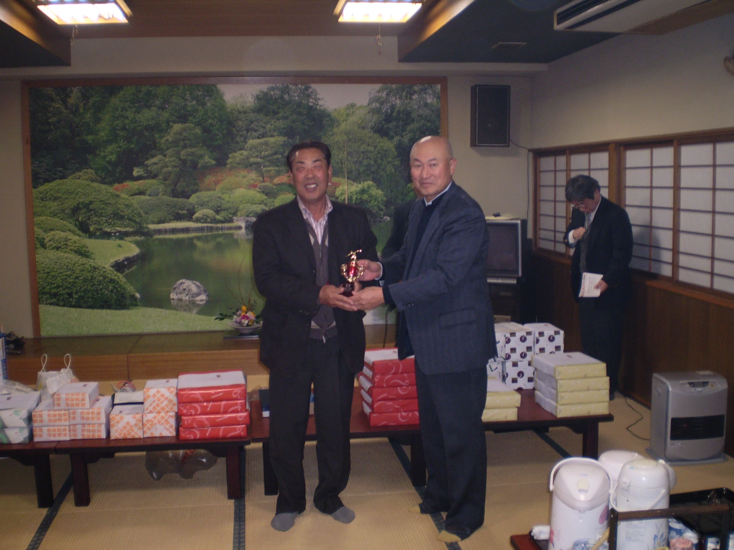 2012年11月28日(水)第4回ボウリング大会を開催しました。